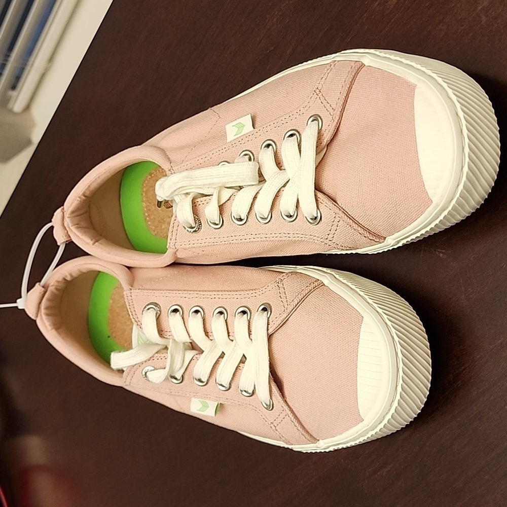 Cariuma OCA Low Rose Canvas 8.5 Mens/10 Women